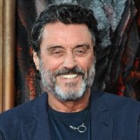 Ο Ian McShane δεν δίνει δεκάρα για τα spoilers που μπορεί να φας στο κεφάλι