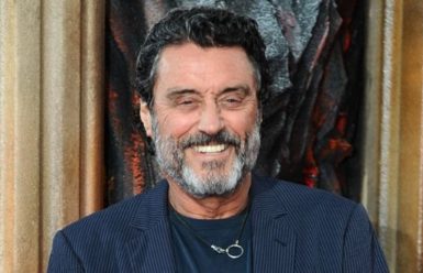 Ο Ian McShane δεν δίνει δεκάρα για τα spoilers που μπορεί να φας στο κεφάλι