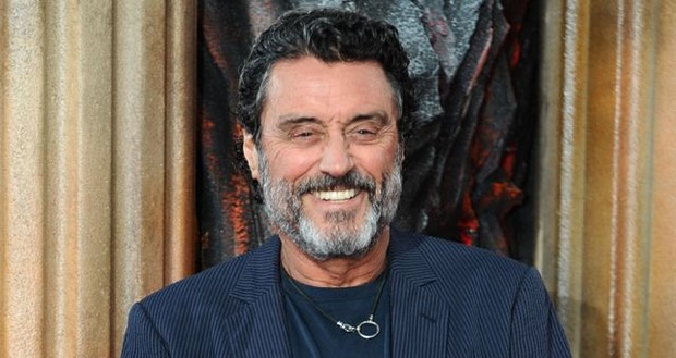 Ο Ian McShane δεν δίνει δεκάρα για τα spoilers που μπορεί να φας στο κεφάλι
