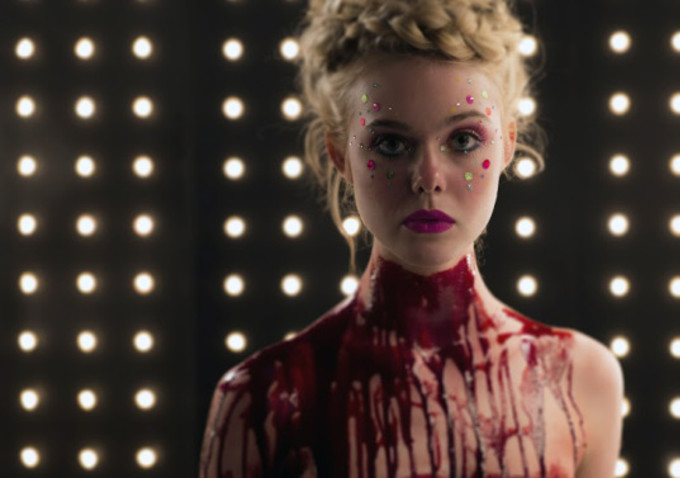 Trailer για το “Neon Demon” του Βίντινγκ Ρεφν: η σκοτεινή όψη της ομορφιάς πηγαίνει στις Κάννες!