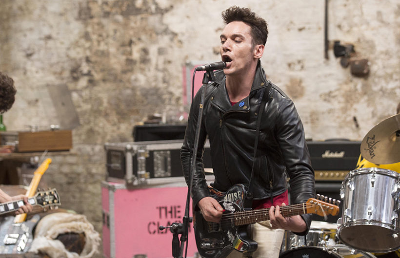 Ο Τζόναθαν Ρις Μέγιερς είναι ο Joe Strummer των “The Clash”!